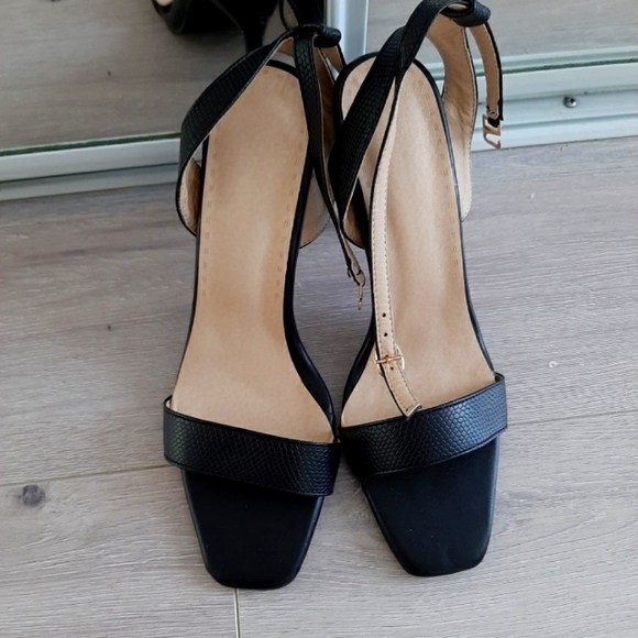 Sandals - Picture 1 of 4